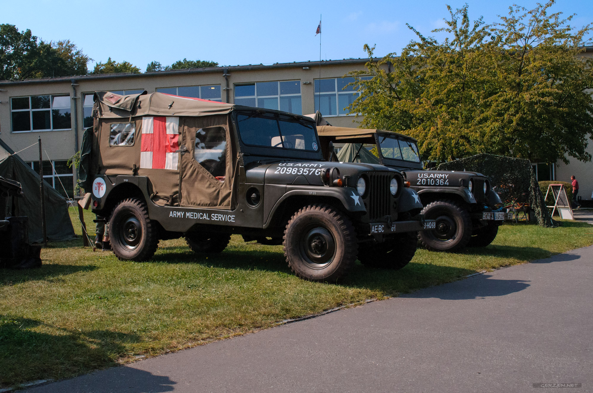 Zwei Willys MB Jeeps