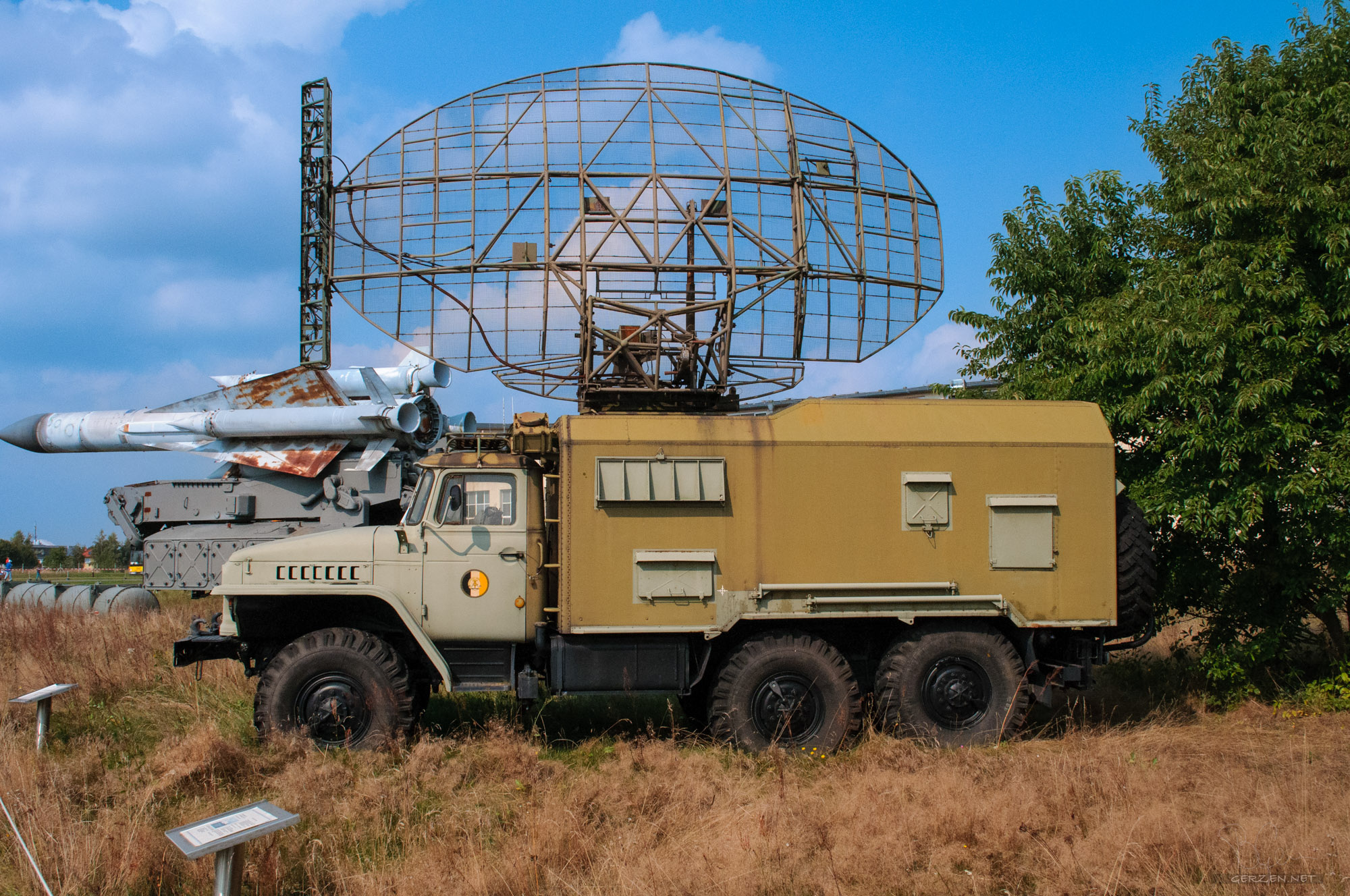 Ural-375A mit Typ 03B15 Radar