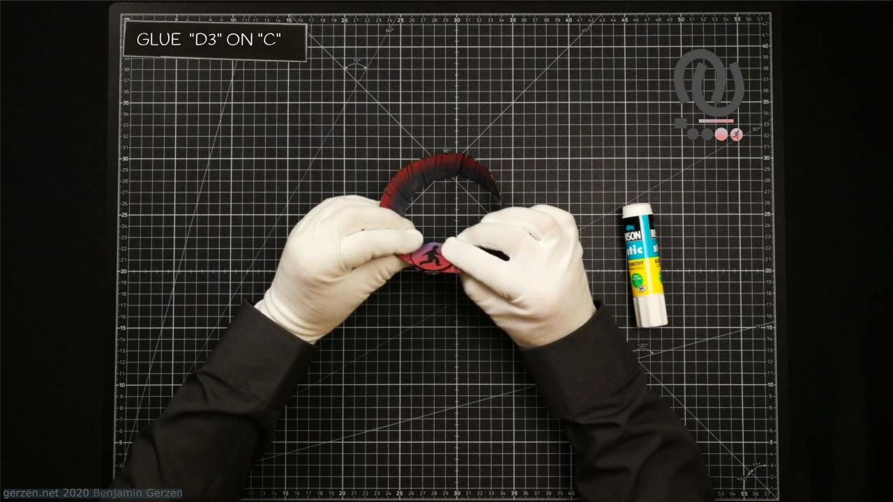 32: Make sure that the "D3" piece is not glued to the Möbius strip.