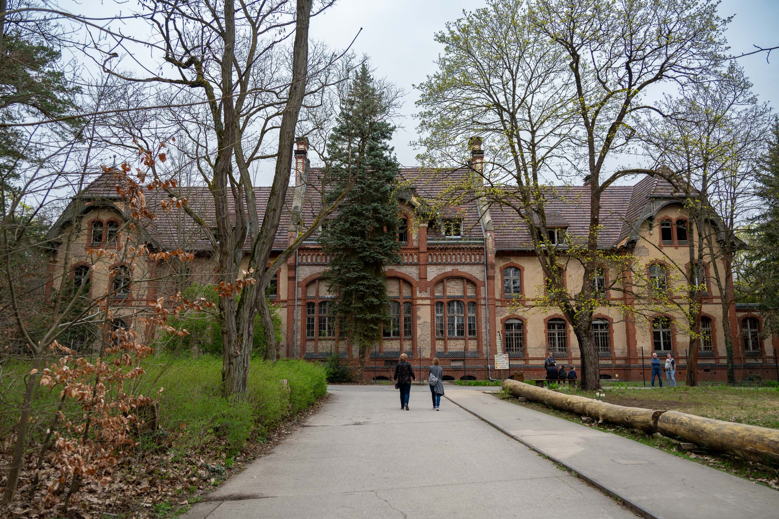 Labor, Facade