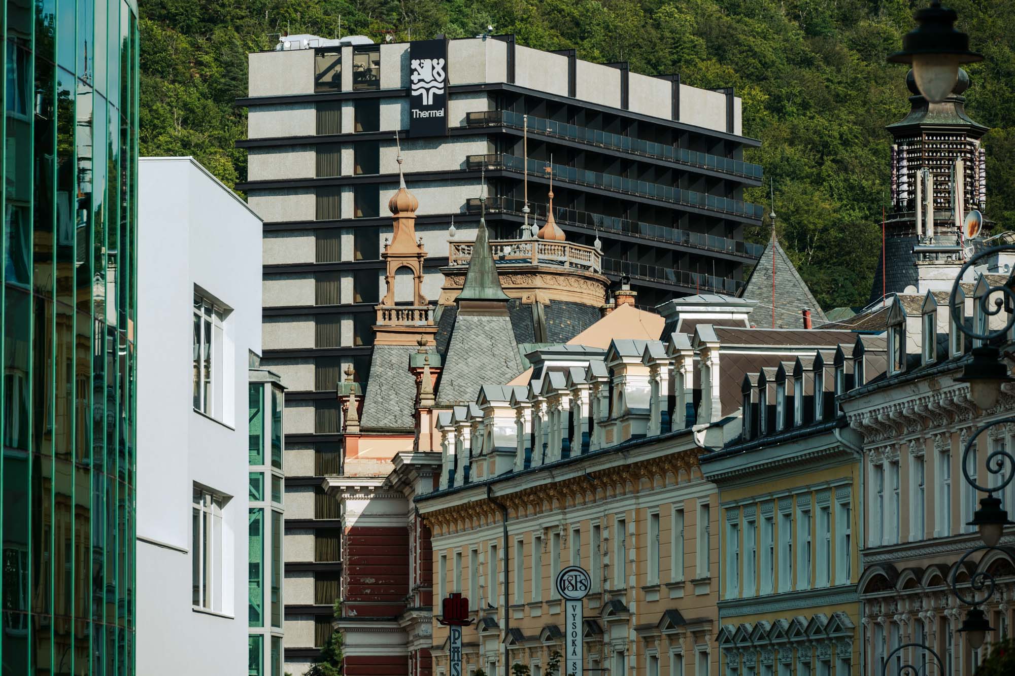 Schönes altes Gebäude, umgeben von Beton und Bergen.