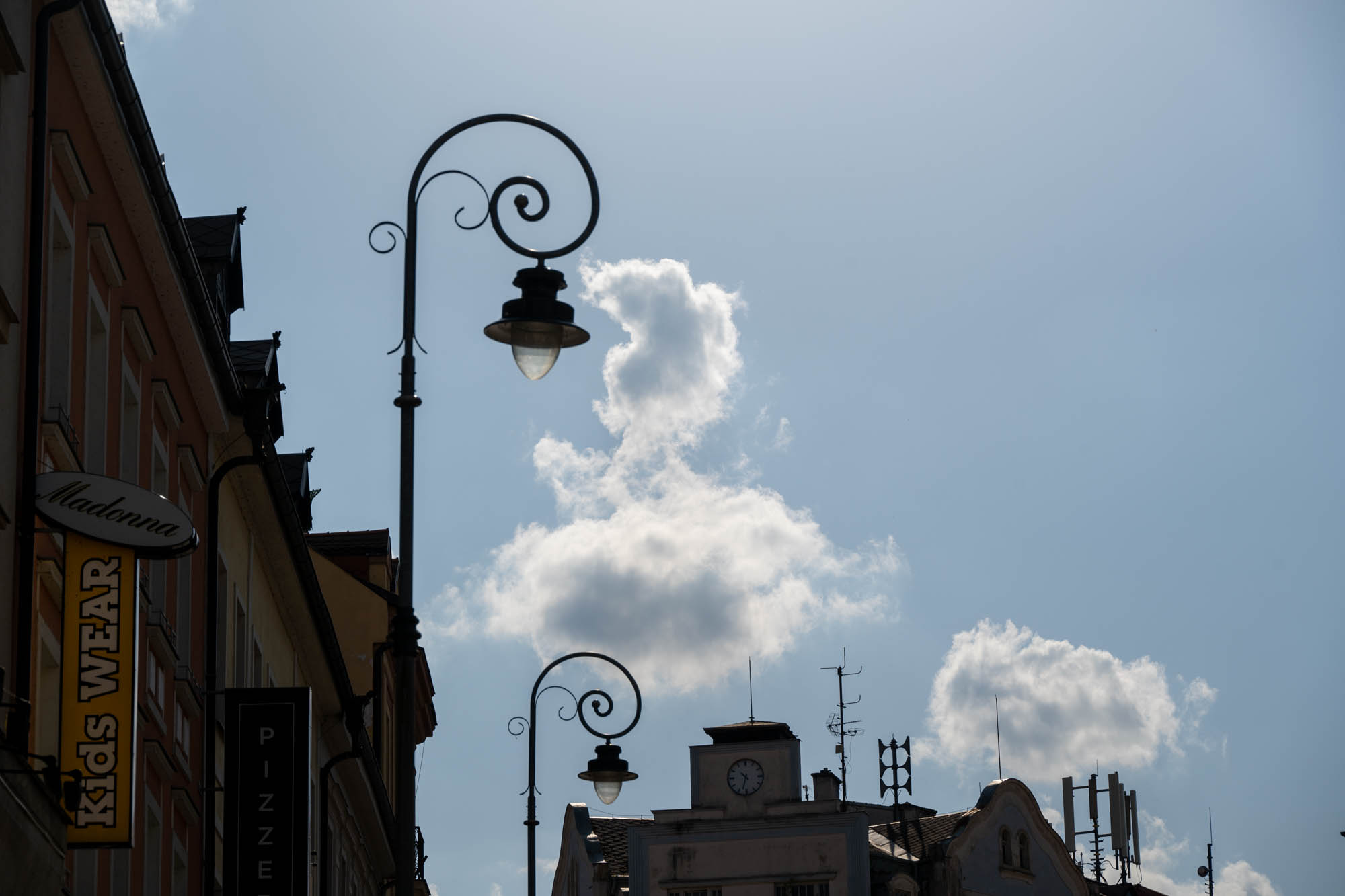 Muster am Himmel - ein Ensemble aus Laternen und Wolken