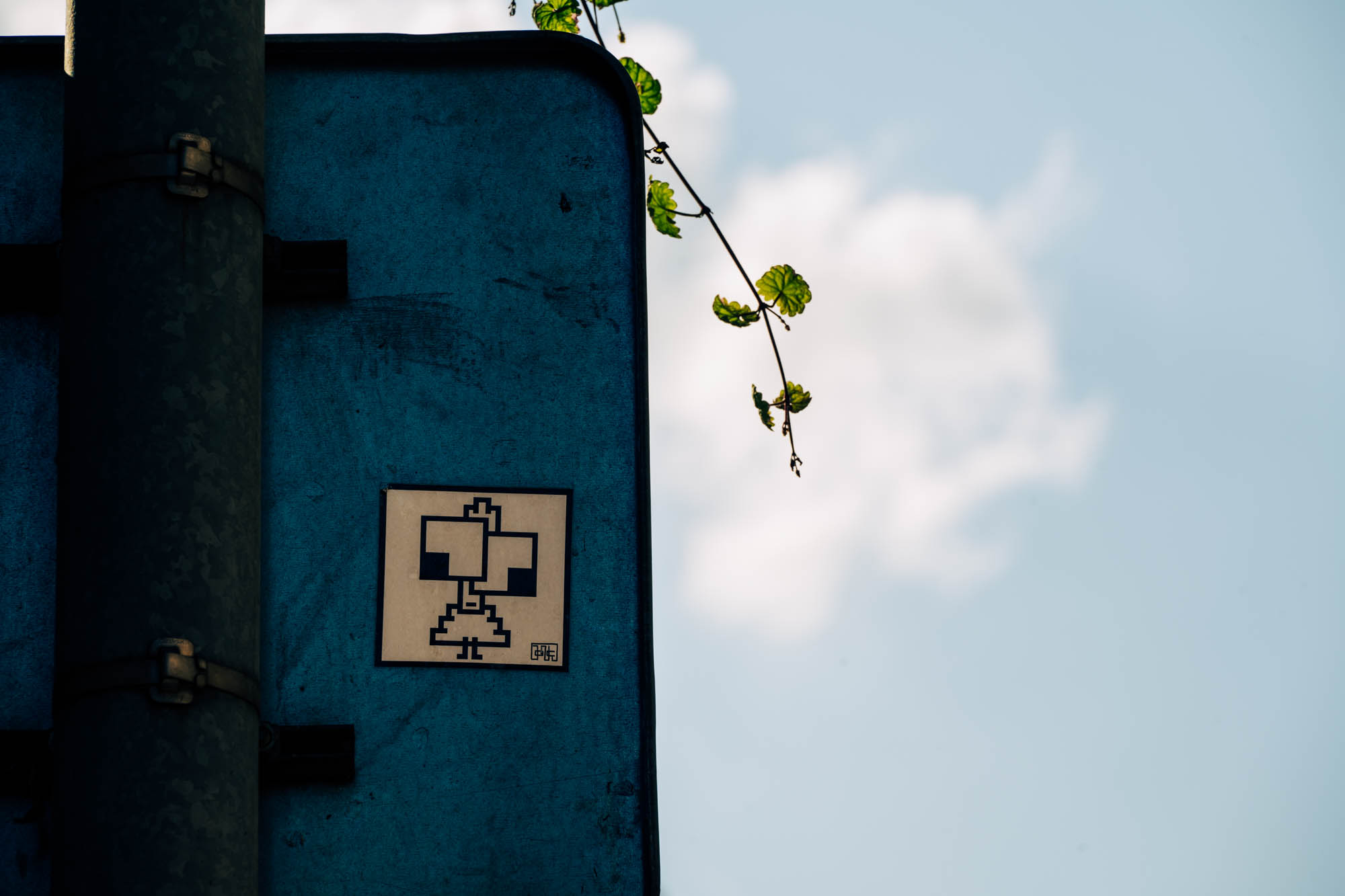 Ich füge meiner Sammlung von lustigen Aufklebern einen weiteren hinzu, weil er Pixelkunst ist.Es ist nur nicht klar, ob es ein Huhn, ein Truthahn oder ein Lamm ist? Was ist deine Wahl?