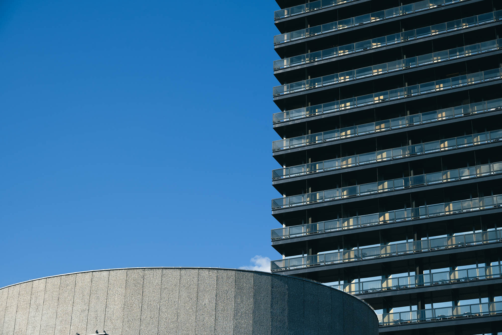 Glas und Beton, Brutalismus in einer märchenhaften Stadt
