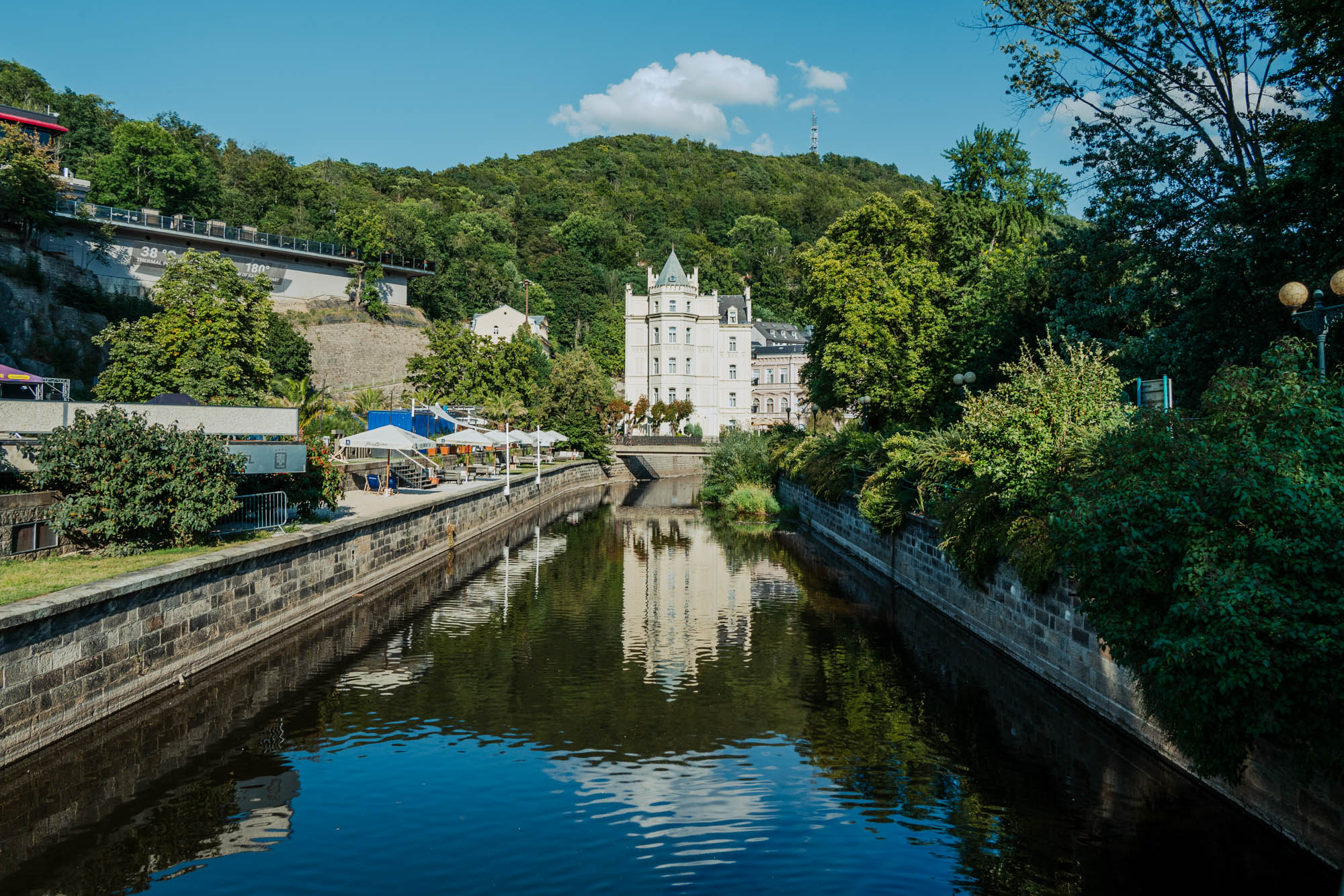 Hotel ahmt mittelalterliche Burg nach
