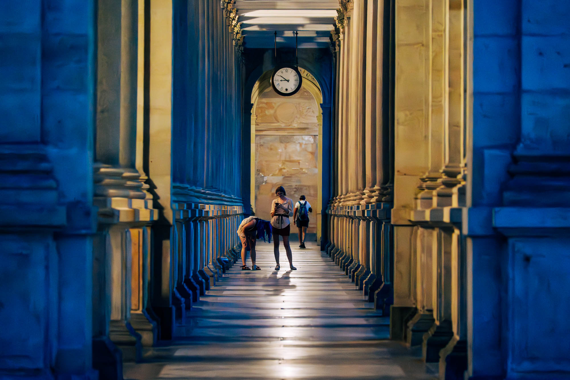 Hier wollte ich eines einsamen Passanten zwischen den Säulen einfangen. Aber zu dieser Jahreszeit sind zu viele Touristen in der Stadt, die Passage war ständig voll. Die Frau auf der linken Seite stand etwa zehn Minuten lang in dieser seltsamen Pose, während ihre Freundin gebannt in ihr Handy starrte. In der Nähe der Säulen gibt es eine heiße Quelle, das Wasser muss diese Wirkung gehabt haben.