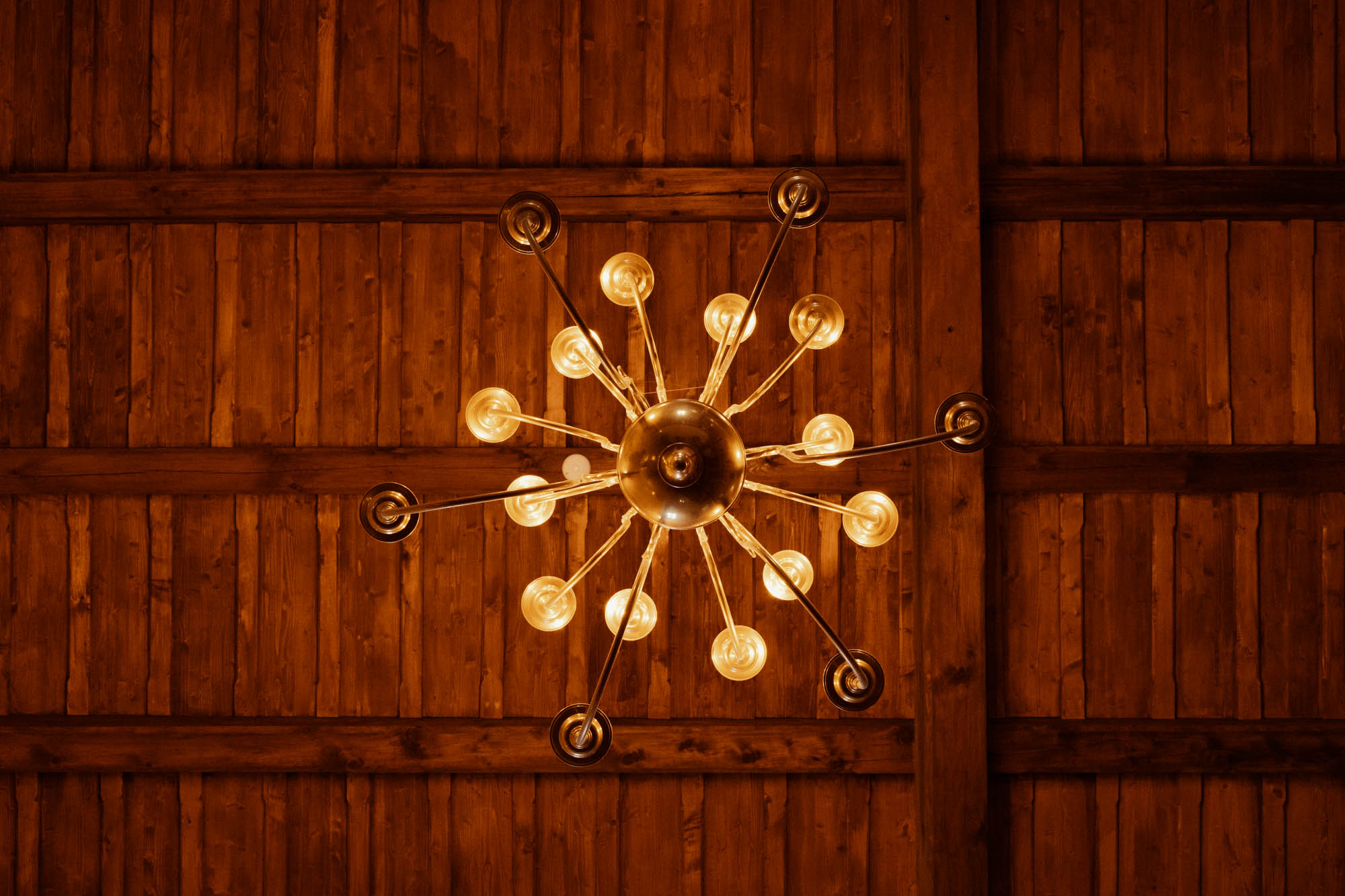 Ein Kronleuchter an der Holzdecke