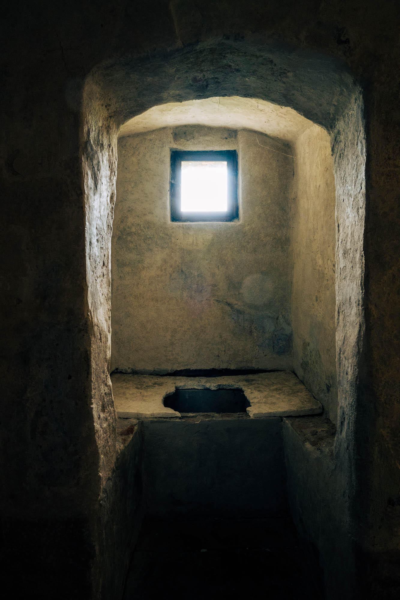 Toilette. Die fauligen Abwässer rollen entweder auf den Felsen oder auf die Köpfe der anschleichenden Feinde.
