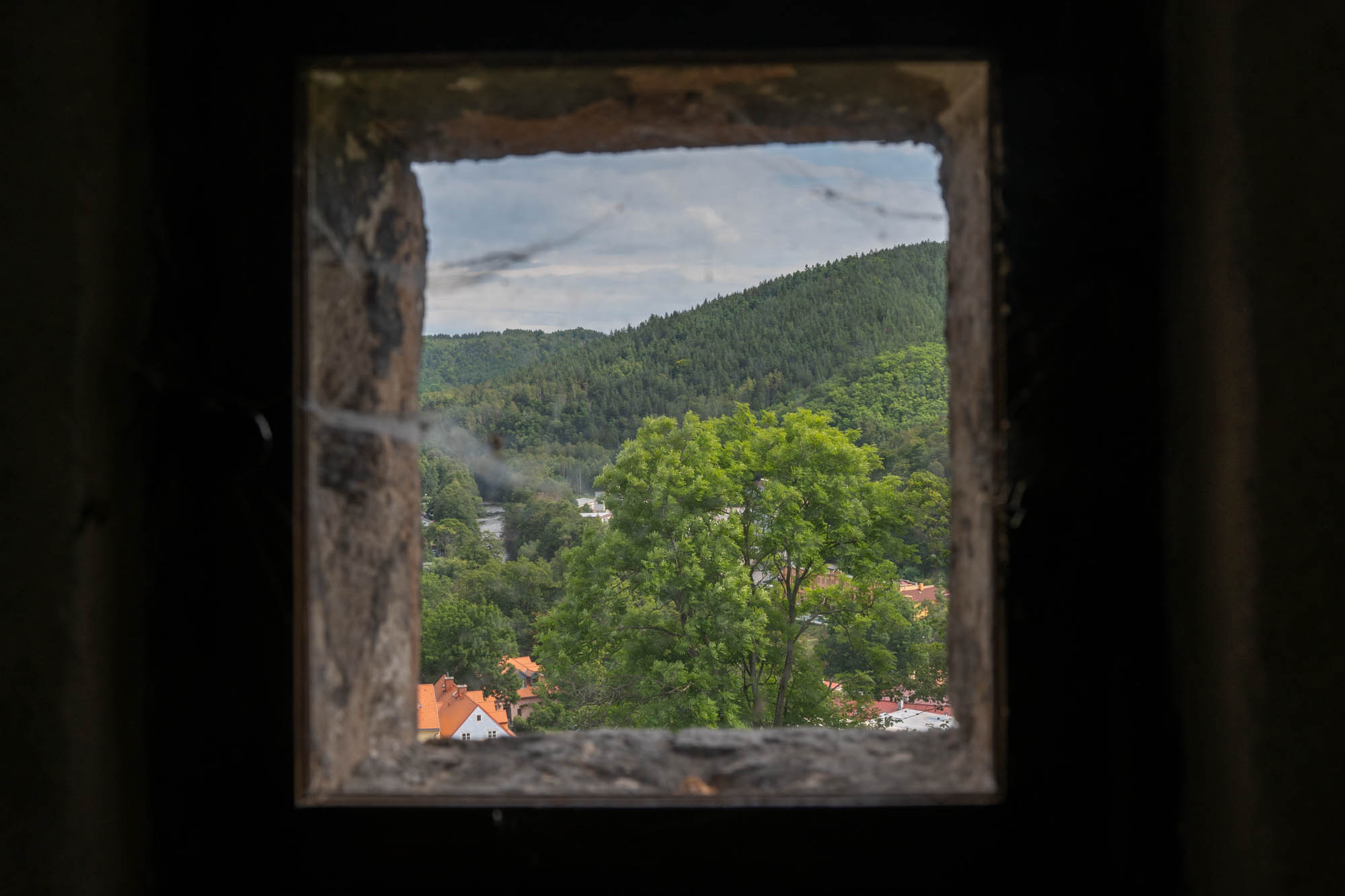 Der Blick aus dem Fenster über dem Sitz.