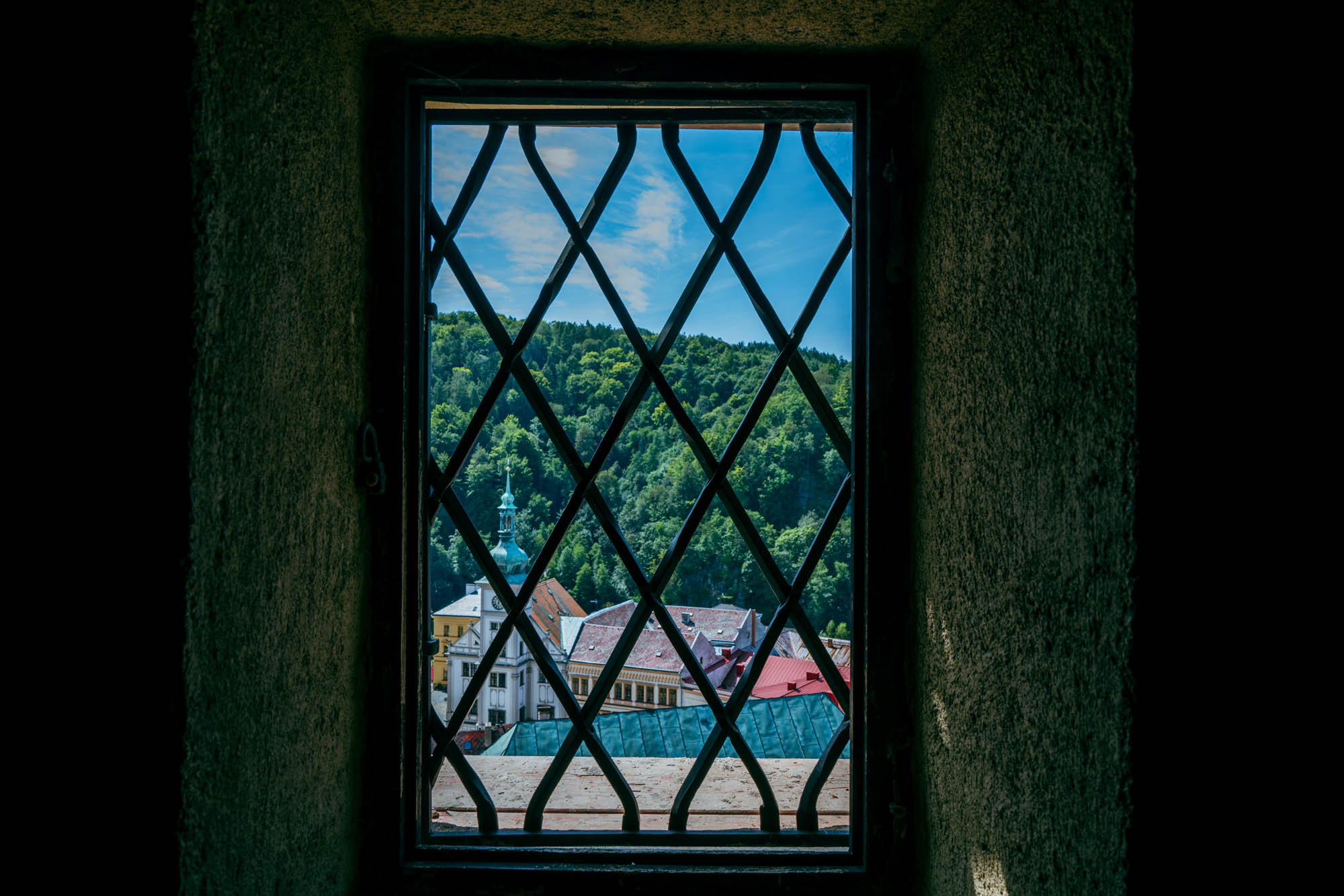Die Stadt hinter dem Fenster.