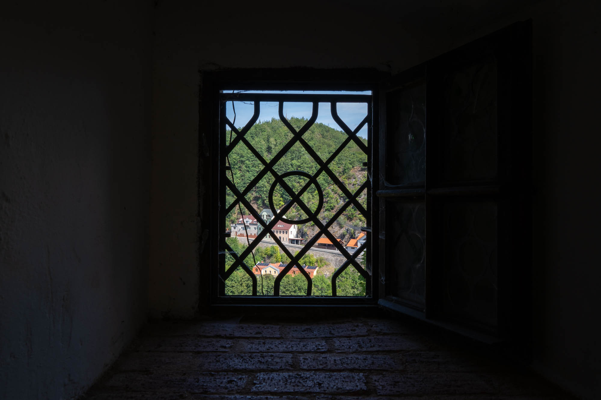 Fenster mit Gitter
