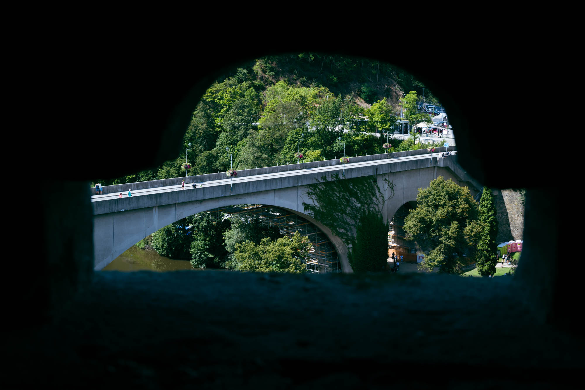 Blick auf die Brücke durch Schlupflöcher in den Wänden. Von hier haben wir unsere Tour durch die Stadt begonnen.
