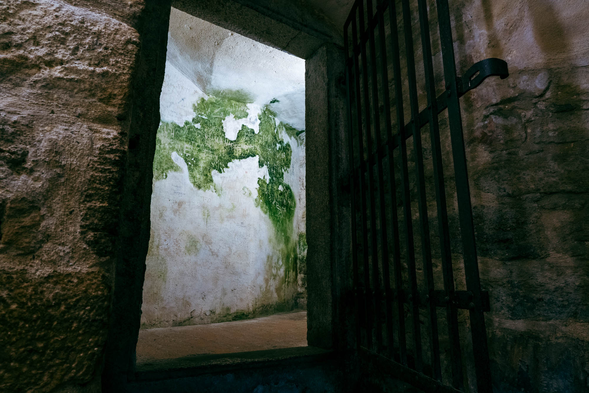 Irgendwo unten im Verlies der Burg. Schimmel in den Kerkern.