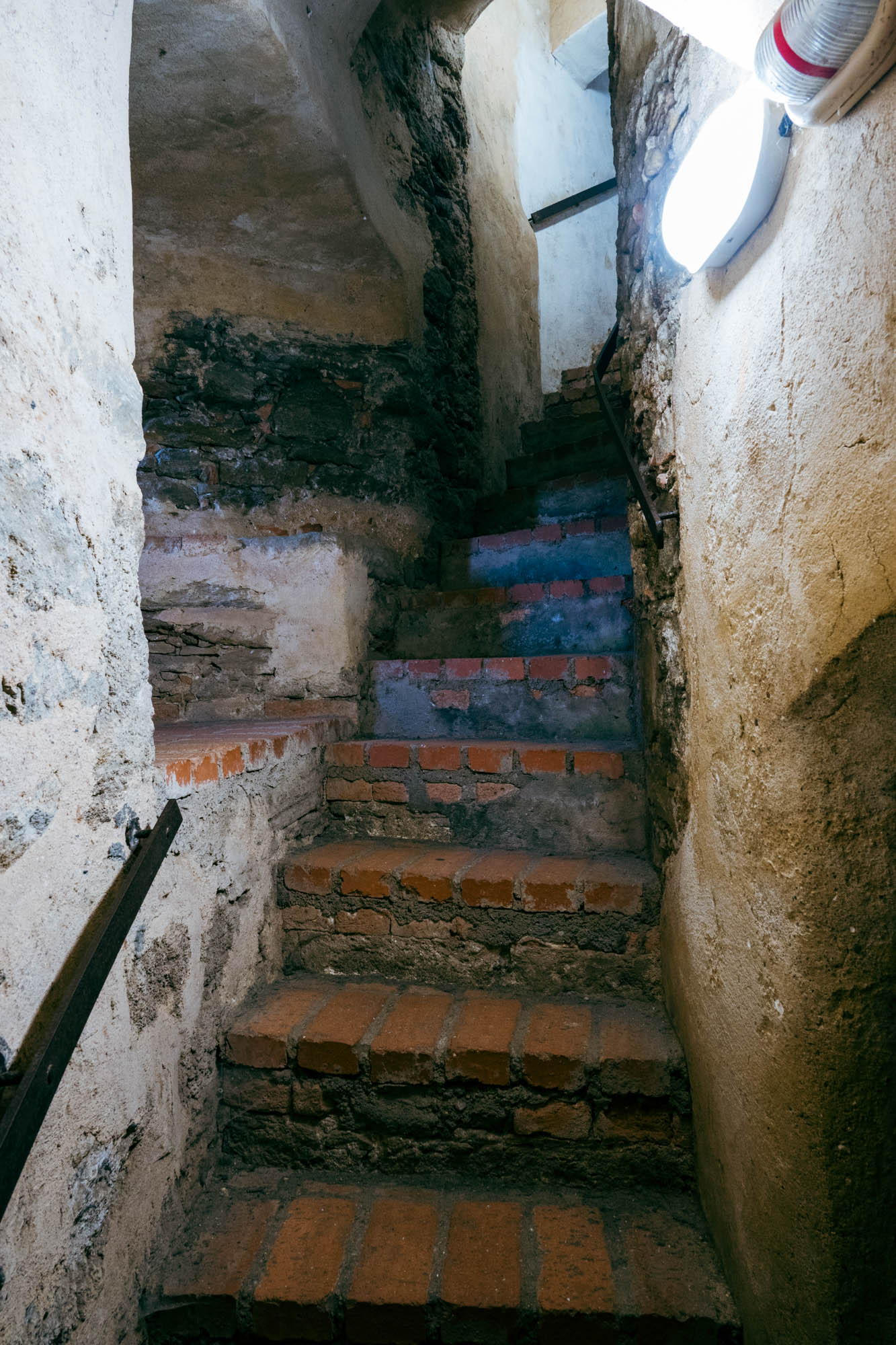 Über diese unglaublich steile Treppe mit hohen Stufen bin ich aus dem Verlies des Schlosses erst hinab- und dann hinaufgestiegen.