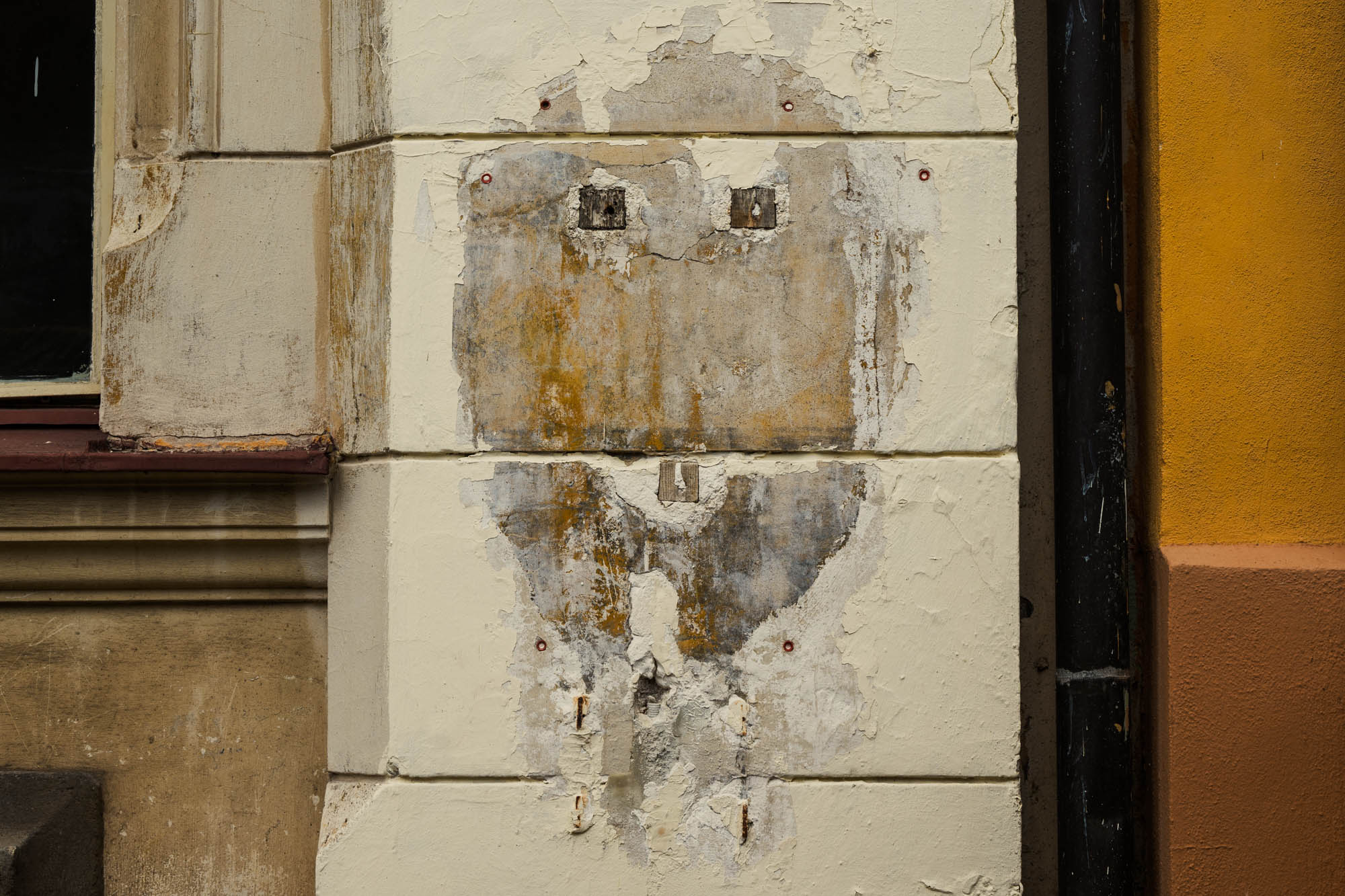 Pareidolie. Es ist nur ein Fleck an der Wand, hier gibt es kein Gesicht.