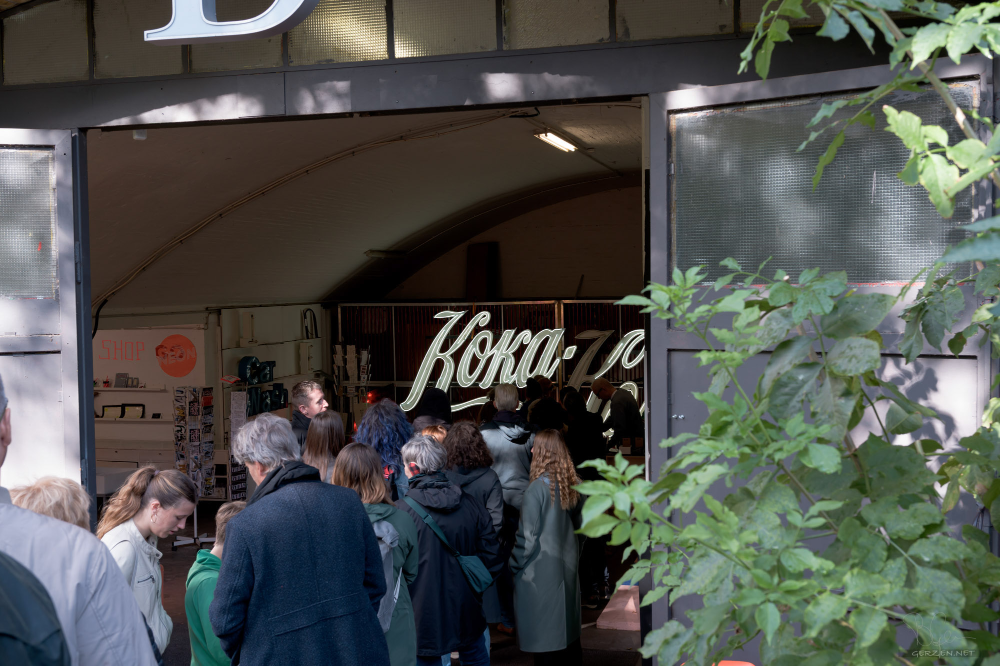 Trotzdem geht es zügig voran und die erste Leuchtschrift, die wir schon von außen sehen, ist eine Überraschung: die Coca-(Cola)-Schrift in kyrillisch.