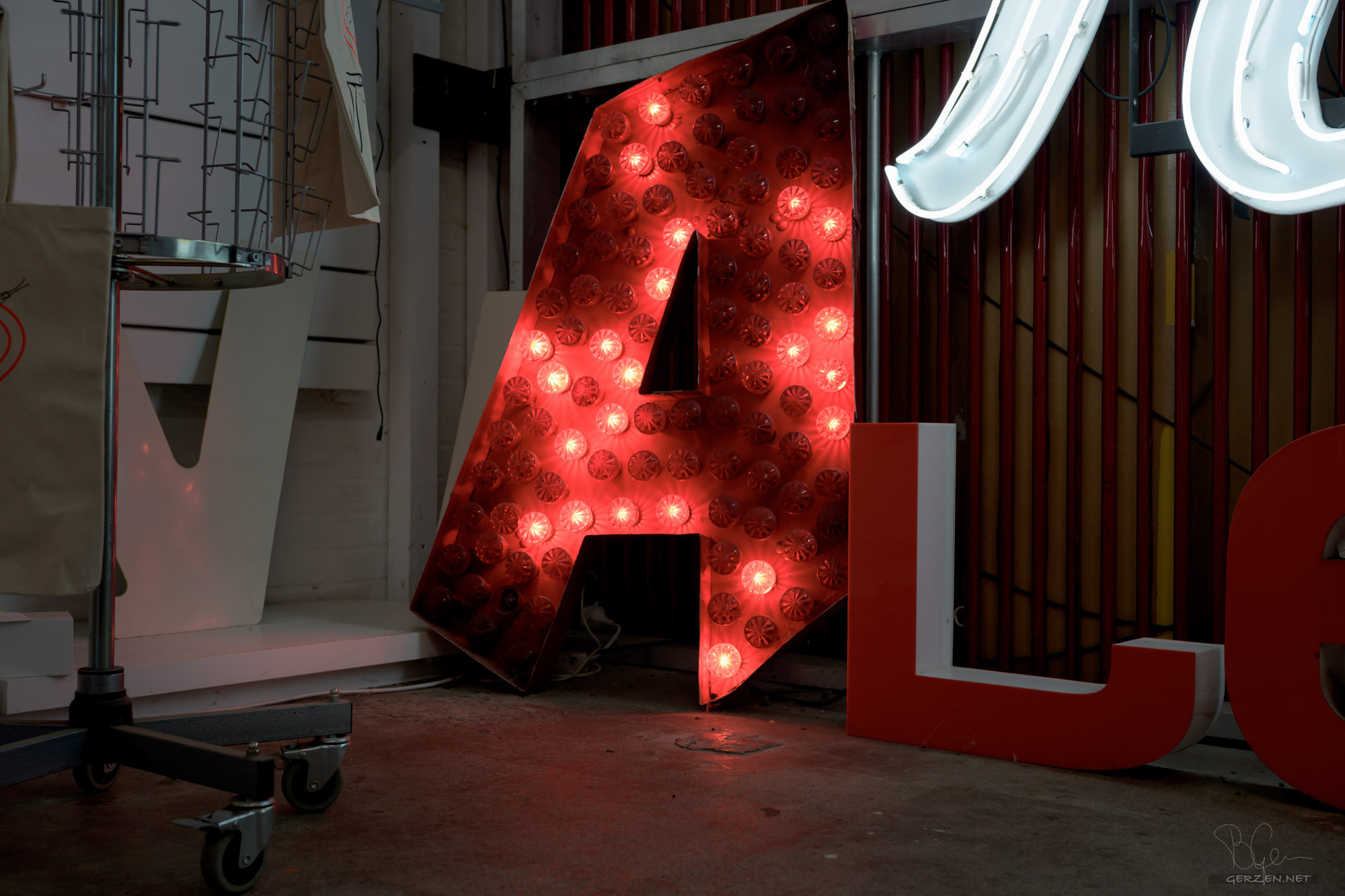 Das leuchtende „A“ bringt mich auf die Idee, ein Alphabet zusammenzustellen. Da es an Buchstaben nicht mangelt, stelle ich mir eine Regel auf – der Buchstabe muss leuchten. Am Ende des Posts erfahren wir, ob ich das Ziel erreichen werde.