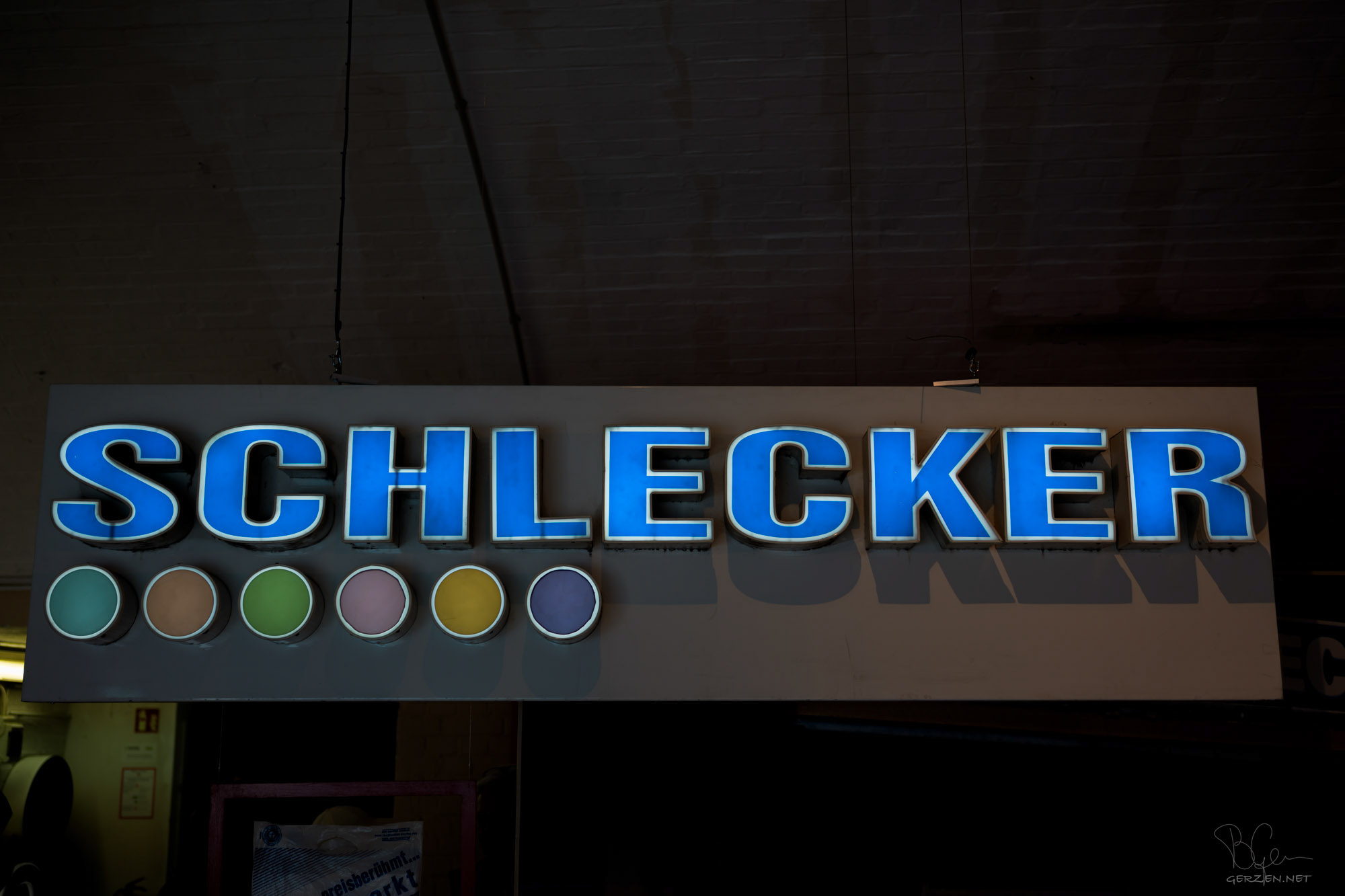 Neun Buchstaben und sechs Punkte