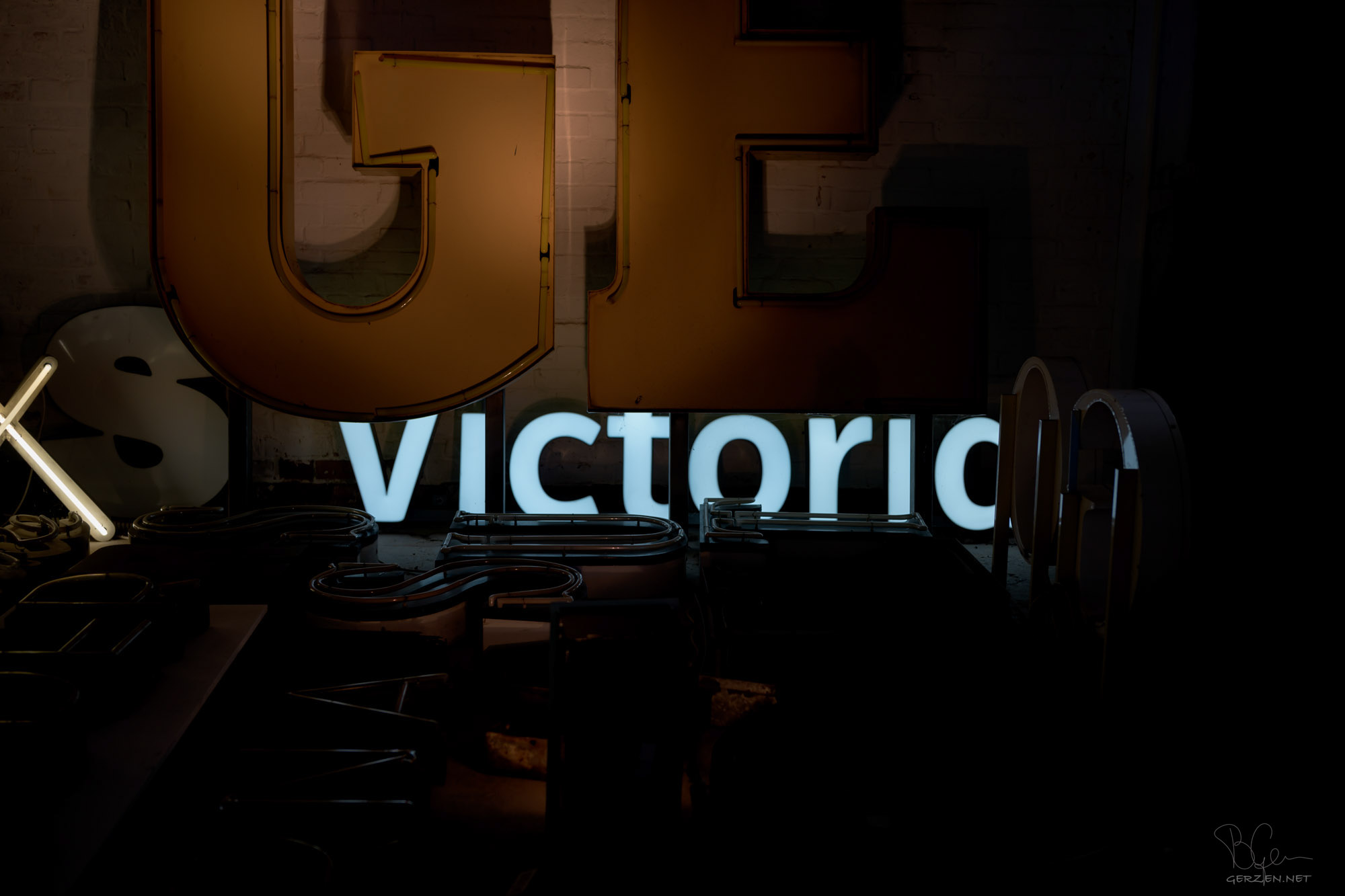 Victoria spielt verstecken.