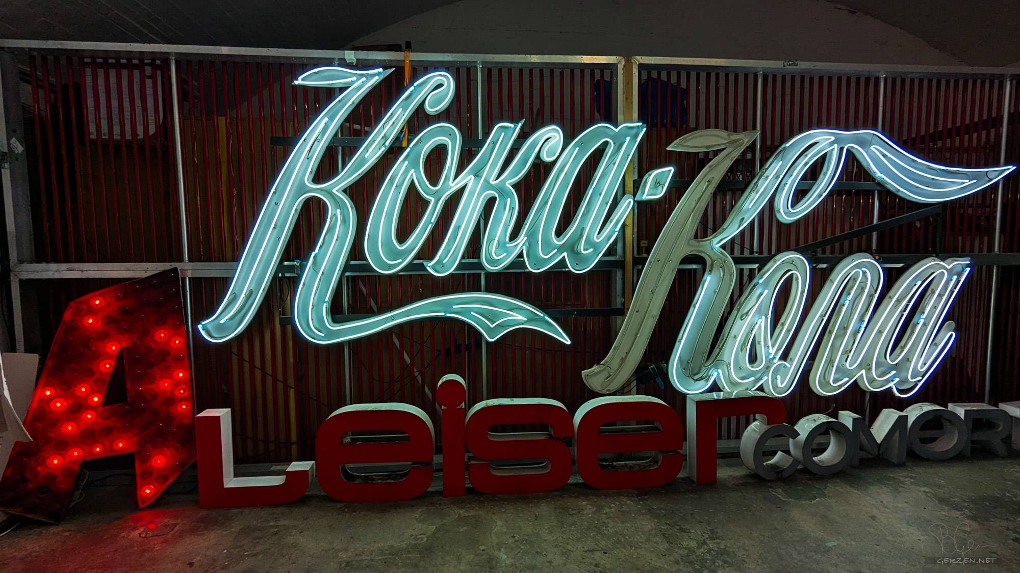 Im Foyer neben dem prominent platzierten, weltweit bekannten Werbeslogan stehen weitere Schriften.